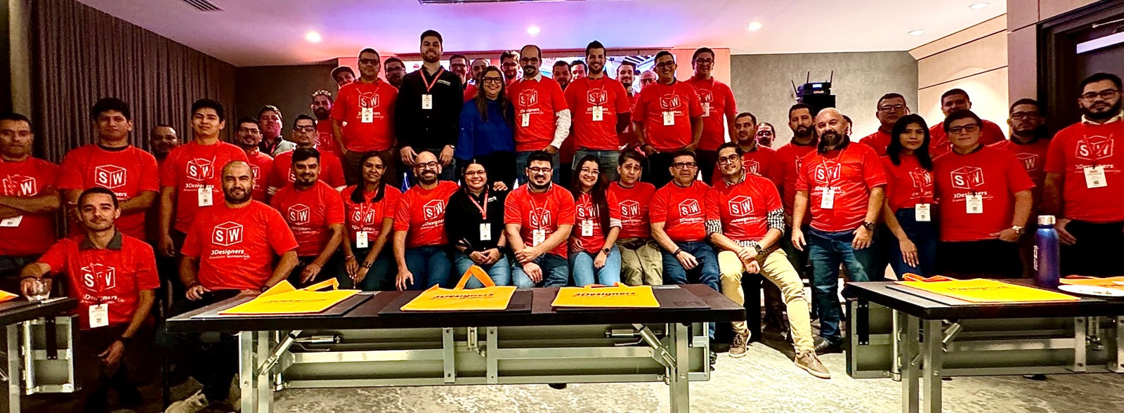 Participantes del SOLIDWORKS Innovation Day en Costa Rica con camisetas del evento